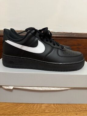 NIKE Air Force 1 Black and White Low-Top 8M